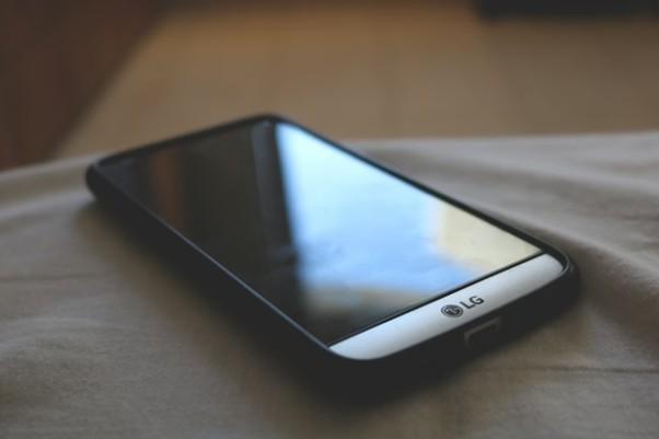 New-gen panels from LG might soon turn around the face of shopping malls, sheathed in UHD-paper-thin displays.